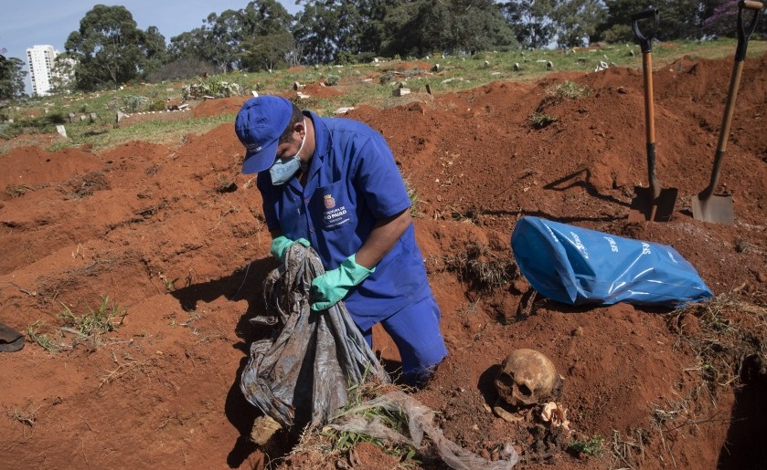 brasil-exhuma-restos-humanos-de-cementerios-para-darle-espacio-a-muertos-por-covid19